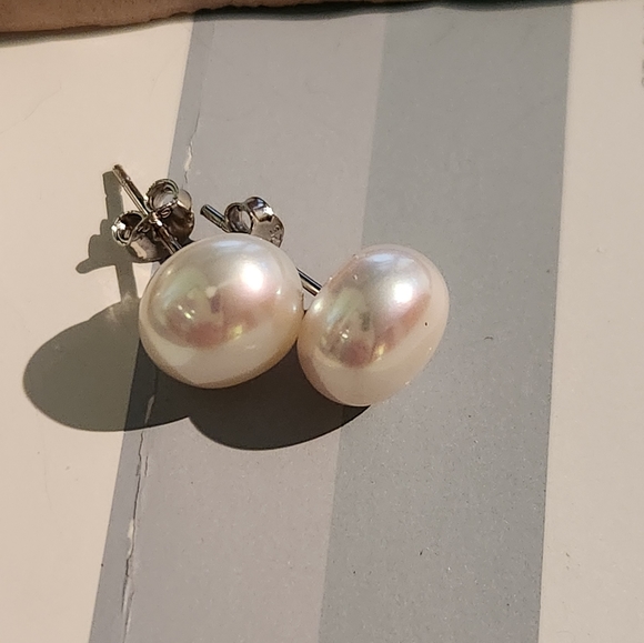 Beautiful Luster ...real genuine fresh cultured button shaped pearl earrings.. - Picture 3 of 4